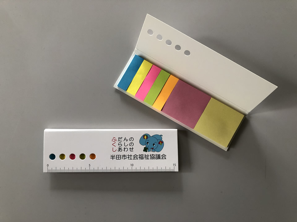 定規にもなる入れ物の7色(青、黄色、ピンク、緑、オレンジ、紫、黄土色)の付箋セット
